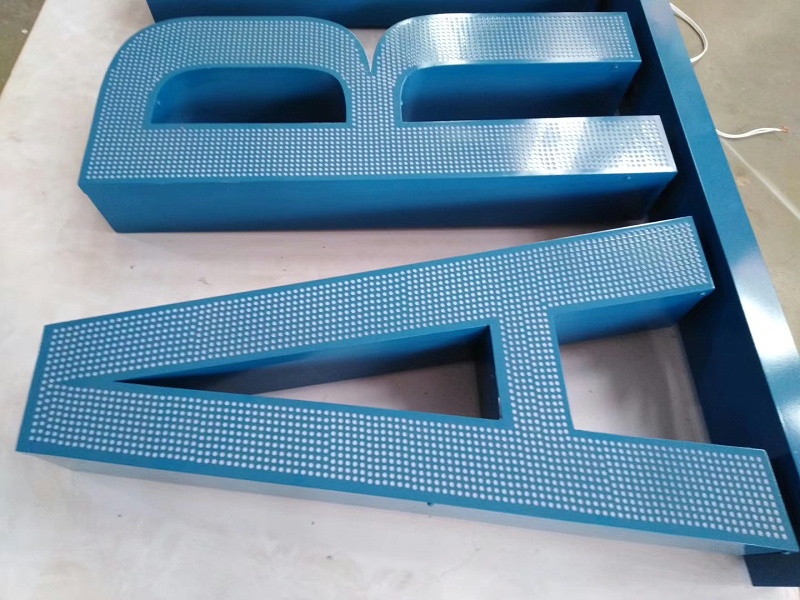 黑色穿孔字