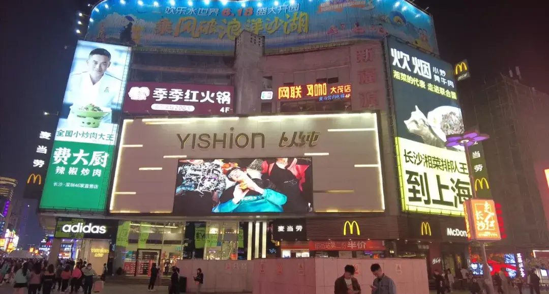 走訪長(zhǎng)沙、重慶等地后，我總結(jié)出一套做燈箱廣告牌“吸金術(shù)”