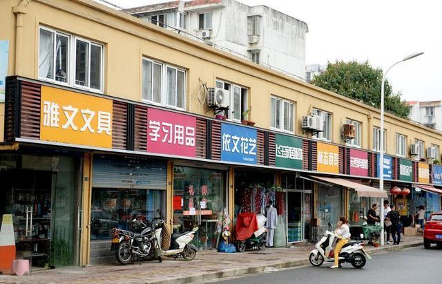 中國(guó)街頭燈箱廣告牌有多野？瞅瞅這一些讓人笑掉大牙的品牌名30