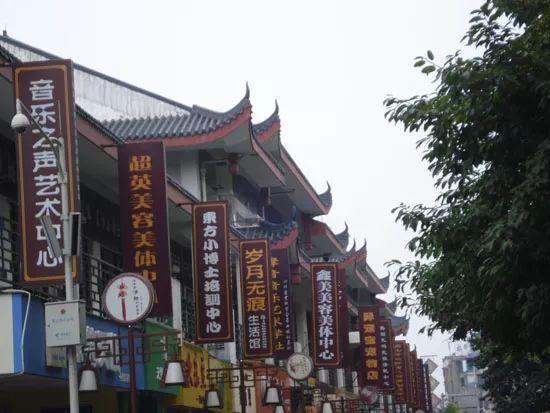中國(guó)街頭燈箱廣告牌有多野？看看這一些讓人笑掉大牙的品牌名31