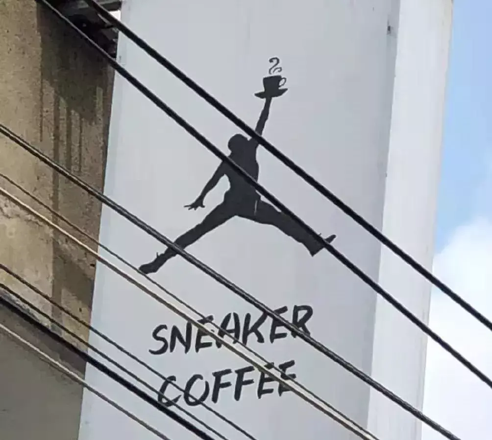 中國路邊的跨街廣告牌，我能笑一年4