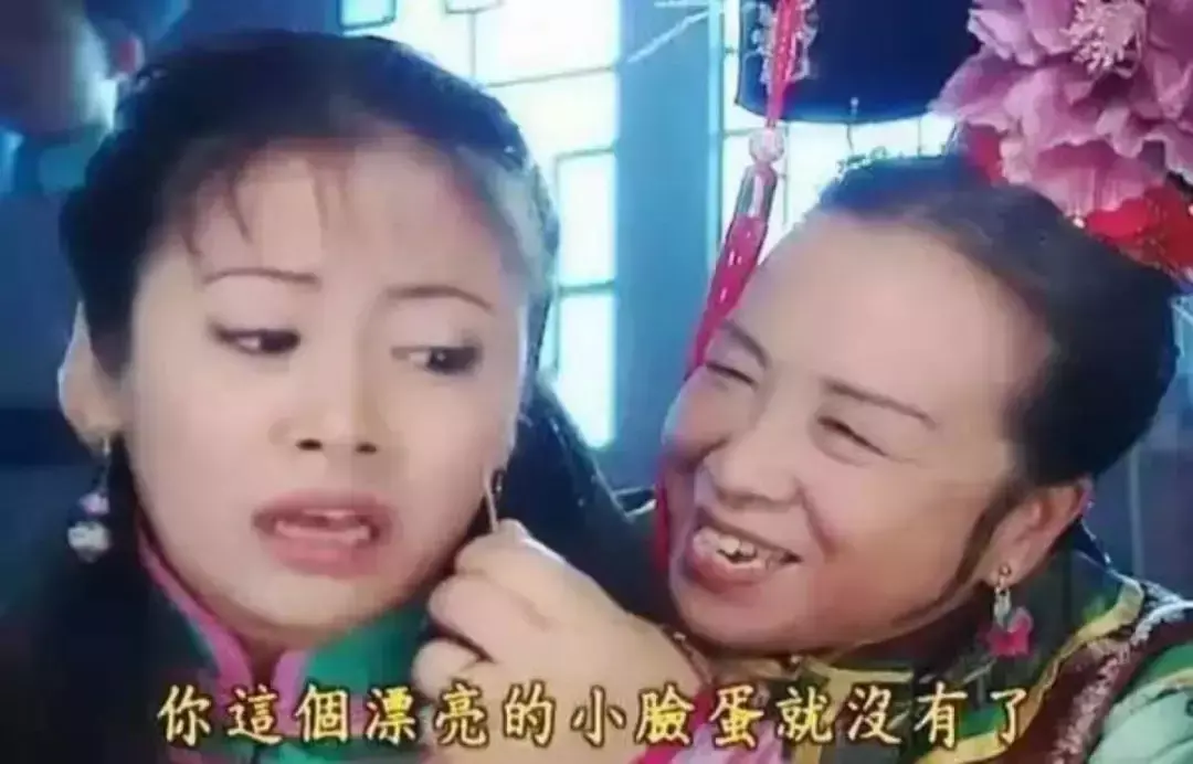 中國路邊的跨街廣告牌，我能笑一年8