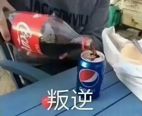 中國路邊的跨街廣告牌，我能笑一年28