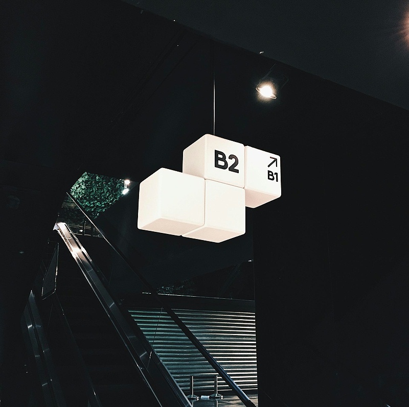 這一個商場標(biāo)志牌大家都可以多看兩眼